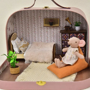 Portable dollhouse scene with bed, rug, and plush dolls, perfect for cozy 1:12 scale miniature bedroom setups.