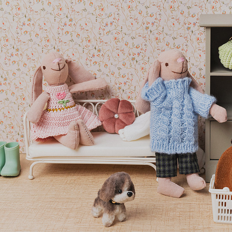 Metal Daybed with Pillows and Blanket – 1:12 Scale Dollhouse Furniture