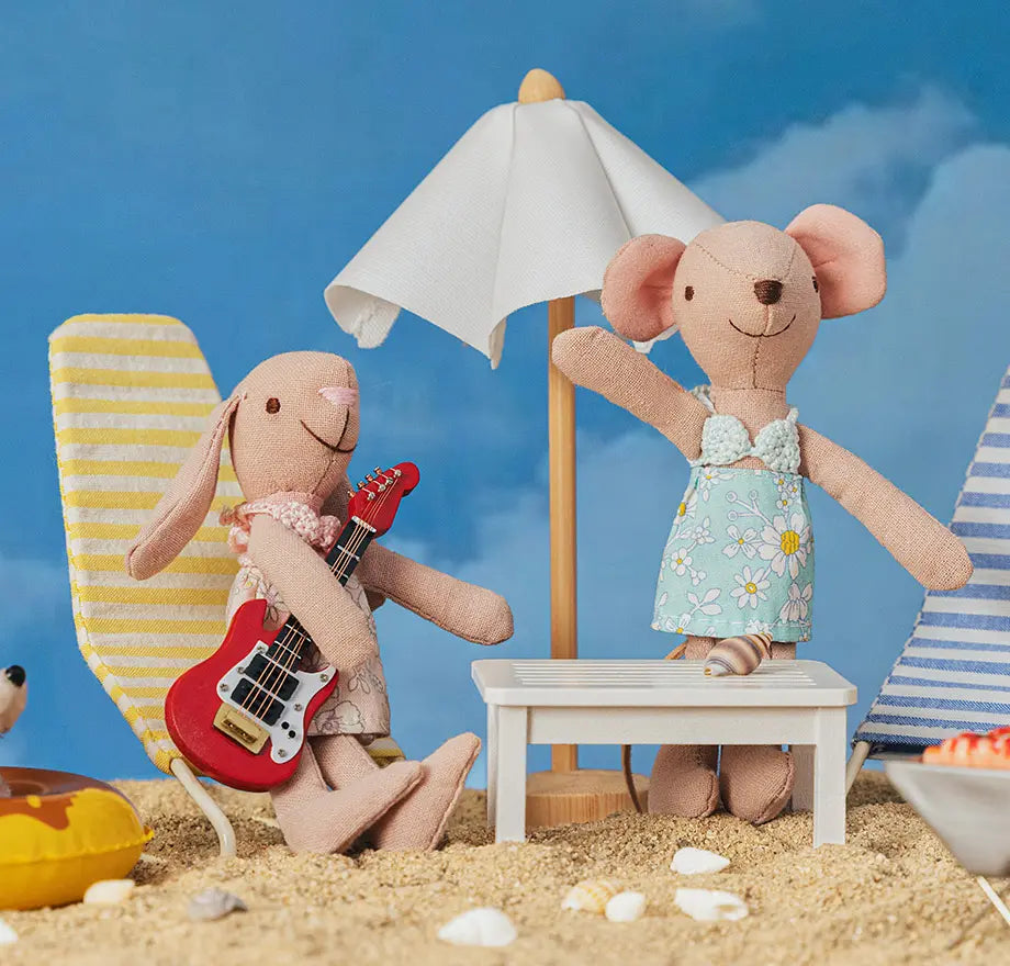 Sunny beach storytelling scene with miniature seaside decor, featuring striped lounge chairs, parasol, guitar, and relaxed summer moments for 1:12 scale dollhouse play